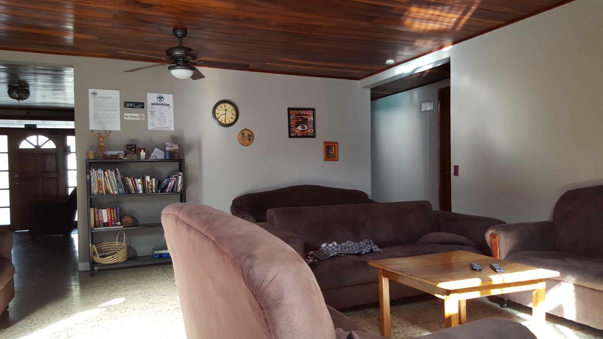 Original communal lounge with sofas and books at Managua Backpackers Inn.